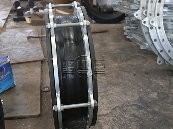 上海駱盈向長沙國金中心項目暖通系統供應橡膠接頭